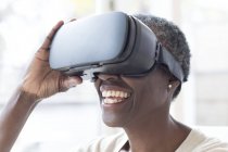 Mulher madura vestindo fone de ouvido realidade virtual. — Fotografia de Stock