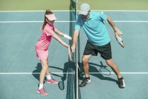 Tennislehrer trainiert Teenager-Mädchen auf Tennisplatz. — Stockfoto