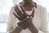Close-up de mulher madura de mãos dadas na dor . — Fotografia de Stock