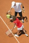Istruttore di tennis che insegna tecnica di servizio giovane ragazza . — Foto stock