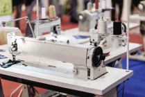 Промислова швейна машина в сучасному виробничому об'єкті . — стокове фото