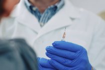Médecin préparant la vaccination par seringue pour un enfant d'âge préscolaire en clinique médicale . — Photo de stock