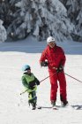 Лижний клас з чоловічий інструктор і маленький хлопчик в снігових горах. — стокове фото