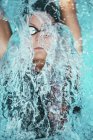 Athlète féminine dos nageant dans l'eau de piscine . — Photo de stock