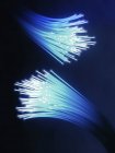 Ilustração 3d de fibra óptica brilhante sobre fundo escuro . — Fotografia de Stock