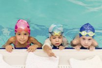 Crianças bonitos ao lado da piscina . — Fotografia de Stock