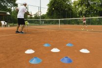Tennislehrerin arbeitet mit Teenager-Mädchen — Stockfoto