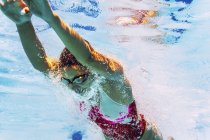 Nadadora femenina en acción en agua, vista en ángulo bajo . - foto de stock