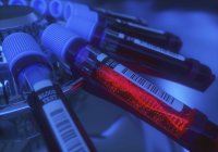 Campioni di sangue con molecola di DNA in centrifuga, ricerca genetica illustrazione digitale concettuale . — Foto stock