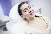 Portrait of young woman lying on couch in clinic. — Stock Photo