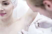 Dermatologist injecting botox in underarm to treating excessive sweating, close-up. — Stock Photo