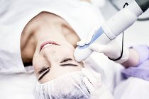 Dermatologista dando tratamento de remoção de rugas no rosto feminino, close-up . — Fotografia de Stock
