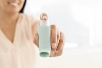 Cropped shot of woman holding inhaler device. — Stock Photo