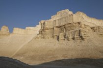 Formación de piedra de marga y acantilados erosionados hechos de marga, rica en carbonato de calcio, piedra de barro formada a partir de depósitos sedimentarios en la región del Mar Muerto de Israel . - foto de stock