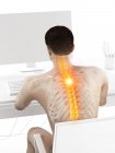 Visão traseira do trabalho na mesa silhueta masculina com dor nas costas, ilustração conceitual . — Fotografia de Stock