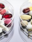 Variedad farmacéutica de cápsulas medicamentosas en placas de Petri . - foto de stock