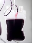 Sangue de doador sendo separado em partes componentes no saco . — Fotografia de Stock