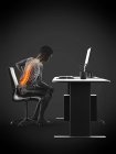 Вид сбоку офисного работника с болью в спине из-за сидения за столом, концептуальная иллюстрация
. — стоковое фото