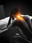 Uomo impiegato alla scrivania con dolore al collo, illustrazione digitale concettuale . — Foto stock