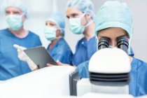 Хирургическая команда, выполняющая лазерную операцию глаза. — стоковое фото