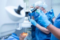 Équipe chirurgicale effectuant une chirurgie oculaire au laser. — Photo de stock