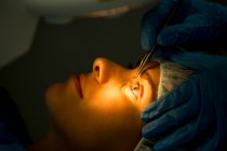 Paciente submetida a cirurgia ocular a laser. — Fotografia de Stock