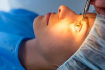 Пациент, проходящий лазерную операцию глаза. — стоковое фото