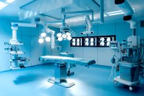 Сучасна операційна зала готова до операції на мозку . — стокове фото