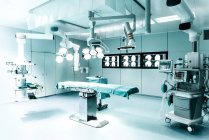 Sala de cirurgia hospitalar moderna preparada para cirurgia cerebral. — Fotografia de Stock