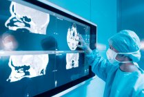 Хірург, що виглядає як магнітно - резонансна томографія (МРТ) мозку під час операції на мозку.. — стокове фото