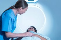 Radiografo confortante paziente prima tomografia computerizzata (CT) scansione. — Foto stock