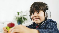 Хлопчик в навушниках має тест на слух в аудіологічній кімнаті . — стокове фото