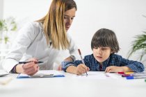 Little boy undergoing logic test with numbers for developmental psychology test in female psychologist office. — Stock Photo