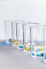 Variedad de píldoras farmacológicas en vasos de plástico desechables, concepto de medicación
. - foto de stock