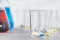 Variété de pilules pharmacologiques dans des gobelets jetables en plastique, concept de médicament . — Photo de stock