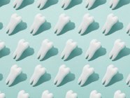 Muster menschlicher Zähne auf blauem Hintergrund. — Stockfoto