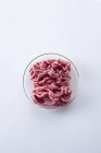 Imagen conceptual de carne falsa en placa petri cultivada en laboratorio . - foto de stock
