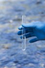 Wissenschaftler entnehmen Wasserproben im Reagenzglas zur Qualitätsprüfung. — Stockfoto