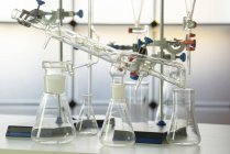 Химические приборы стеклянные на столе в лаборатории . — стоковое фото
