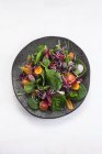 Сирий овочевий салат на темній тарілці, здорове харчування . — стокове фото