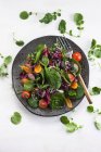 Salada vegetal crua em prato escuro, dieta saudável . — Fotografia de Stock