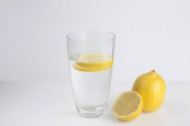 Verre d'eau bio avec tranches de citron frais . — Photo de stock