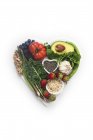 Gesundes Essen für das Herz in herzförmigem Teller, gesundes Ernährungskonzept. — Stockfoto