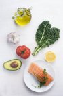 Mediterrane Ernährung mit gesundem Gemüse, Obst, Olivenöl und fettem Lachsfisch. — Stockfoto