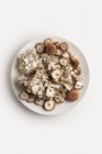 Тарілка грибів макаронів і шиітаке на білому тлі . — стокове фото