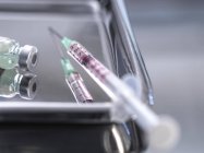 Vaccino in preparazione in siringa su vassoio metallico in clinica . — Foto stock