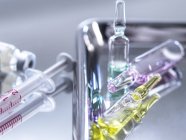 Auswahl an experimentellen Medikamenten, die im chemischen Labor getestet werden. — Stockfoto