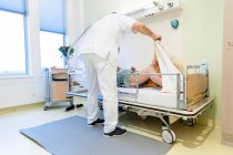 Reparto ospedaliero geriatrico. Infermiera che aiuta un paziente confuso nel reparto geriatrico di un ospedale. — Foto stock