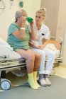 Геріатрська лікарня. Медсестра допомагає збентеженому пацієнту в гігієнічному відділенні лікарні.. — стокове фото
