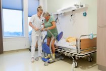 Hôpital gériatrique. Infirmière aidant un patient confus dans le service gériatrique d'un hôpital. — Photo de stock